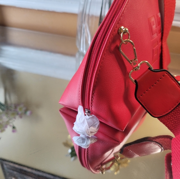 Givenchy clutch/pouch converted in to shoulder bag or cross body - Picture 13 of 14